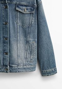 Vaaleansininen farkkutakki, jossa on napitettu etuosa, yksi rintatasku, kaksi sivutaskua ja suora leikkaus ommelluilla yksityiskohdilla.