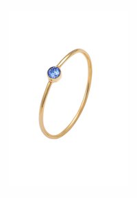Goldring mit einem dünnen Band, das einen einzelnen runden blauen Stein in der Mitte hat. Glatte Oberfläche, minimalistisches Design.