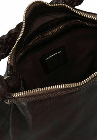 Dunkelbraune Ledertasche mit geflochtenem Griff, Reißverschluss und strukturiertem Innenraum. Verfügt über einen Reißverschluss in goldfarbener Ausführung und mehrere innere Fächer.