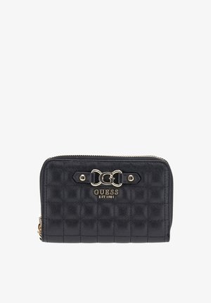 Portefeuille zippé en cuir noir matelassé avec logo GUESS doré et boucle métallique décorative à l'avant.