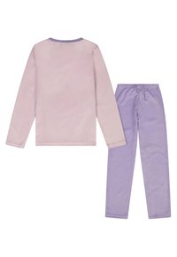 Camiseta de manga larga en suave rosa claro con escote morado, combinada con pantalones morados de cintura elástica. Textura suave, diseño sencillo.