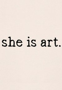 Le texte sur un fond clair indique "elle est art." en gras, police serif, centré avec une légère texture visible dans le tissu.
