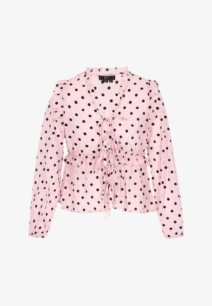 Różowa bluzka z długim rękawem, w czarne kropki, z falbaniastymi ramionami, z zapięciem na kokardę z przodu oraz z peplum w talii. Gładka faktura materiału.
