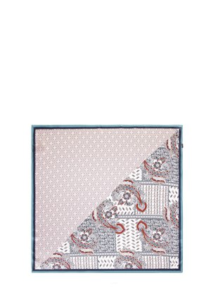 Tessuto multicolore con sezioni a motivo distintivo in lilla chiaro, grigio e disegni floreali, con un bordo teal a contrasto.