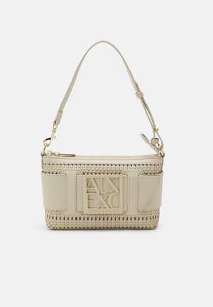 Beige Handtasche mit gewebter Textur, ausgestattet mit einem Ledergriff und einem großen Logo-Akzent auf der Vorderseite. Reißverschluss und glatte Detailverarbeitung.