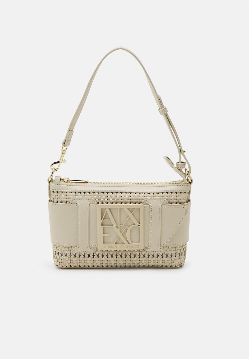 Beżowa torebka o plecionej fakturze, z paskiem wykonanym ze skóry i dużym logo na przedniej części. Zapięcie na suwak oraz gładkie wykończenie detali.