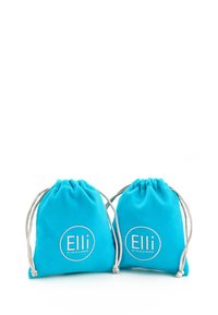 Blå stof snoreposer med sølv hardware, der har cirkulær hvid logo tekst: "Elli by Julie & Grace." Symmetrisk tvillingedesign.