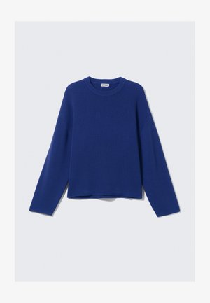 Blauwe gebreide trui met een ronde halslijn, verlaagde schouders en lange mouwen. Vlotte textuur en een cropped onderkant. Labels zichtbaar aan de binnenkant van de hals.