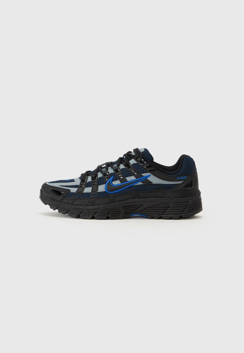 Nike P-6000 tennarit ovat varustettu verkkokankaasta valmistetulla päällisellä, jossa on sinistä ja mustaa väriä, paksulla mustalla pohjalla sekä sinisellä swoosh-logolla. Kenkäparissa on nauhoitusjärjestelmä ja ilmanvaihtoaukot.