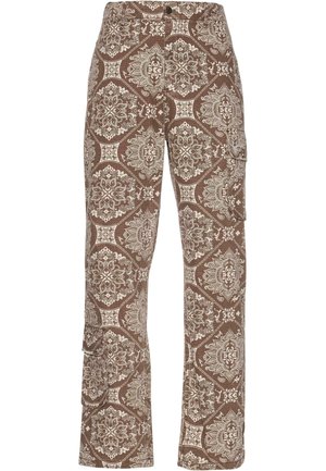 Brune mønstrede cargo-bukser med indviklede cremede og lysebrune designs, der har sidelommer og en afslappet pasform.