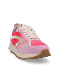Roze en rode sneaker van mesh en suede materialen, met gouden accenten, een afgeronde neus en een getextureerde rubberen zool. Crèmekleurige veters en branding op de tong.