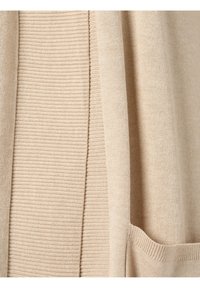 Beige gebreide cardigan met ribbelstructuur, open voorkant en zijzakken. De stof lijkt zacht met een gladde afwerking.