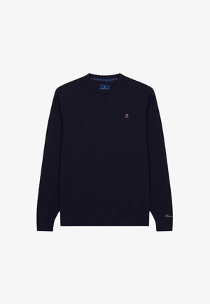 Pull en maille bleu marine avec des manches longues, un col rond et un logo brodé discret en bronze sur la poitrine. Texture lisse, coupe régulière.