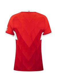 Rode sporttrui met een gestructureerd chevronpatroon, witte accenten op de mouwen en een ronde hals. Het merkembleem is op de mouw geplaatst.