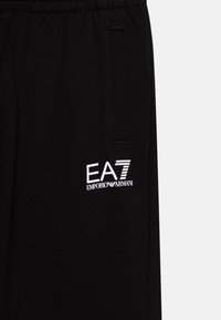 EA7 Emporio Armani BERMUDA UNISEX - Teplákové kalhoty - nero