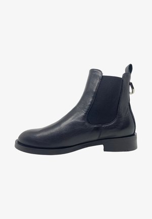 Bottines Chelsea en cuir noir avec des panneaux latéraux élastiques, bout arrondi et tirant. Présente un talon bloc bas et une finition texturée.