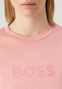 BOSS ELOGO - Marškinėliai su spaudiniu - light pastel pink
