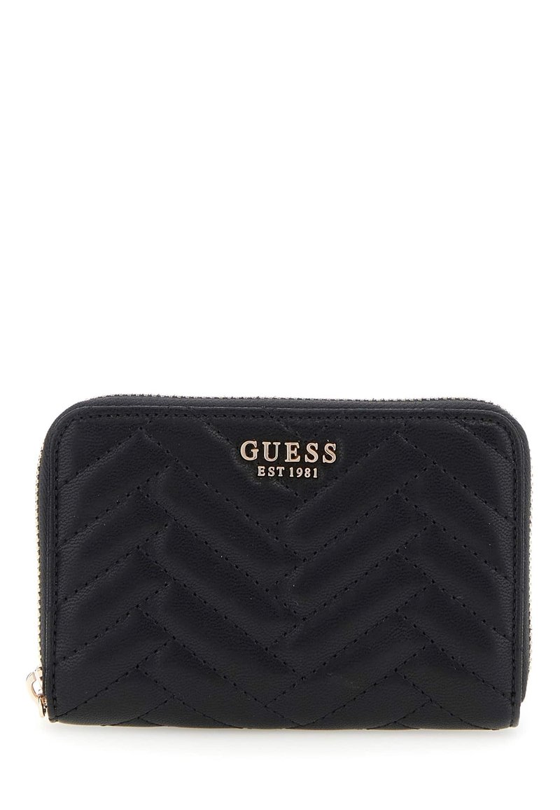 Portefeuille en cuir noir avec un motif de chevron matelassé, logo doré "GUESS EST 1981" sur le devant, fermeture éclair tout autour, forme rectangulaire.