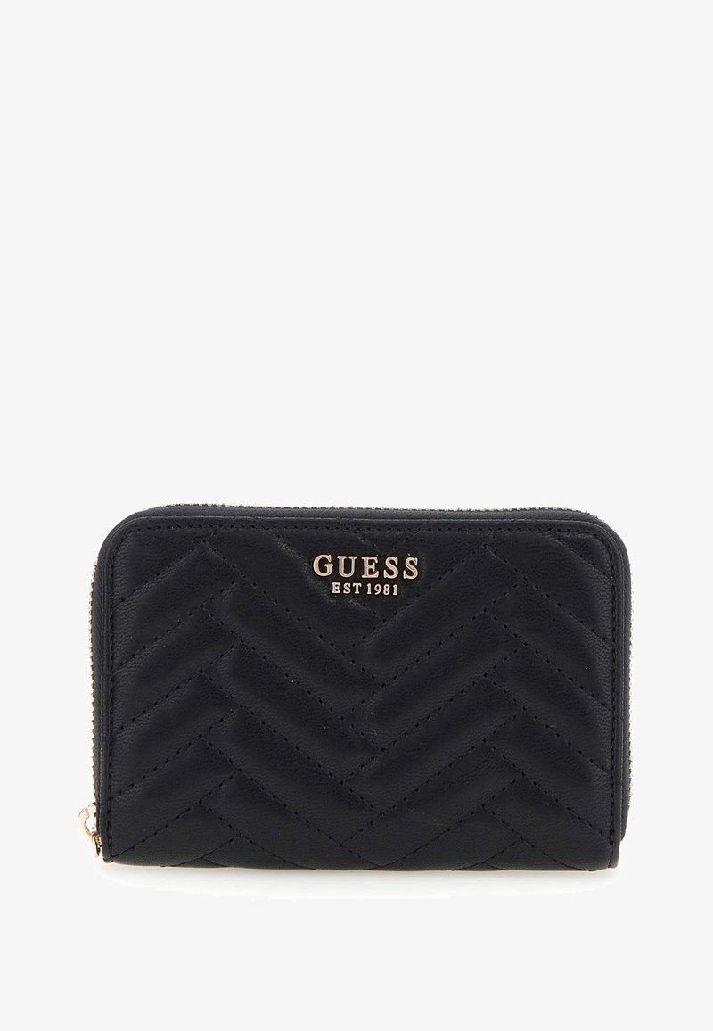 Zwarte leren portemonnee met een gecapitonneerd herringbone patroon, goudkleurig "GUESS EST 1981" logo aan de voorkant, rits rondom, rechthoekige vorm.