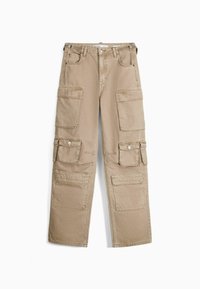 Pantalones cargo beige de algodón, con múltiples bolsillos frontales y laterales, un corte relajado y detalles de costura visibles.