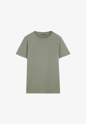 Camiseta de algodón lisa color verde oliva claro, de manga corta, con cuello redondo y pequeño logotipo en el pecho del lado izquierdo.
