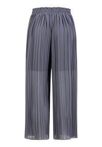 Pantalon gris à jambes larges avec plis verticaux et taille élastique, fabriqué en tissu léger et transparent.