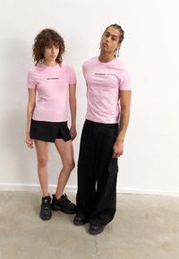 YOURTURN UNISEX - Triko s potiskem - pink