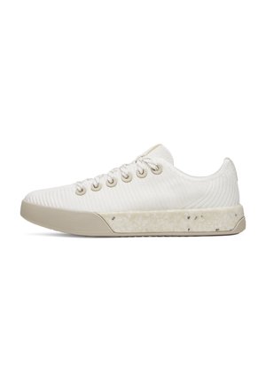 Weißer Low-Top-Stricksneaker mit beiger Gummisohle, die eine gesprenkelte Zwischensohle aufweist, und weißen Schnürsenkeln, die durch Metallösen gefädelt sind.