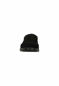 Chaussure slip-on en suede noir avec un bout rond et une semelle en caoutchouc plate. La tige présente une texture lisse et douce. Design simple sans embellissements.