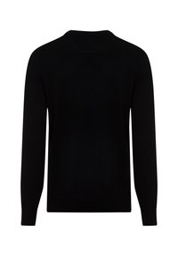 Czarny sweter wykonany z miękkiej dzianiny, z klasycznym okrągłym dekoltem, długimi rękawami i smukłą sylwetką bez widocznych wzorów.