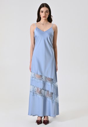 Hellblaues Satin-Maxi-Kleid mit Spitzenakzenten in transparenten Einsätzen, V-Ausschnitt, schmalen Trägern und einem ausgestellten Saum. Passt gut zu hohen Absätzen.