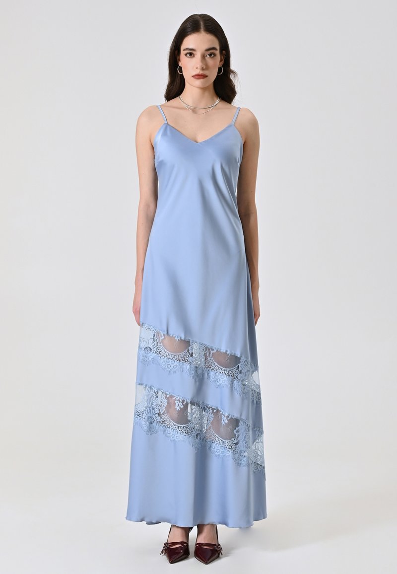 Hellblaues Satin-Maxi-Kleid mit Spitzenakzenten in transparenten Einsätzen, V-Ausschnitt, schmalen Trägern und einem ausgestellten Saum. Passt gut zu hohen Absätzen.