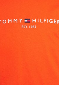Tommy Hilfiger TOMMY LOGO TEE - T-shirt estampada - daring orange