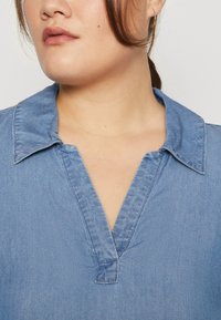Vero Moda Curve VMCHARPER COLLAR  - Pluus - medium blue denim