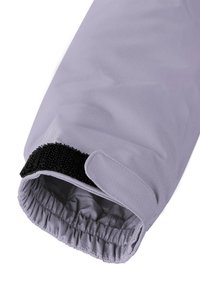Helllila isolierte Hülle mit strukturierter Oberfläche, elastischem Bündchen und schwarzem Klettverschluss für einen sicheren Sitz.