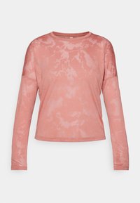 Dugih rukava, majica s okruglim izrezom u svijetloj koralj boji s uzorkom tie-dye. Napravljena od mekog materijala s opuštenim krojem i vidljivim šavovima.