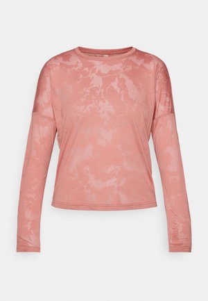 Camisola de manga longa e decote redondo em coral claro com padrão tie-dye. Feita de um tecido suave, com um corte solto e costuras visíveis.