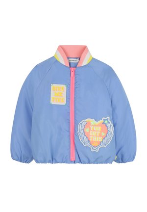 Lichtblauwe bomberjack met een roze rits, decoratieve patches met de teksten "GEef ME VIJF" en "JE KUNT DIT", met contrasterende geribbelde kraag.