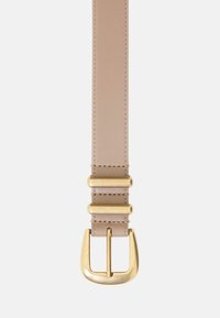 Ceinture en cuir beige clair, texture lisse, avec une boucle en métal doré et des accents métalliques dorés, ornée de deux bandes décoratives.