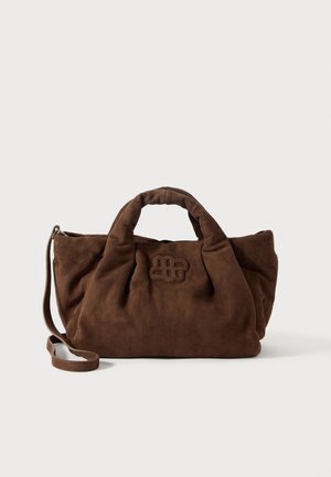 Pruun nubukist käekott, millel on struktureeritud siluett, kaks käepidet ja eemaldatav rihm. Esiküljel on tikkitud logo.