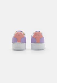 Lilla og rosa sneakers med hvite detaljer, glatt syntetisk overdel, rund tå, polstret krage og strukturert hvit gummisåle.