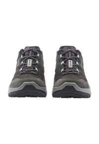 Ζευγάρι σκούρα γκρι παπούτσια πεζοπορίας με ανοιχτογκρι σόλες, μαύρα και λευκά κορδόνια, εμφανιζόμενα από μπροστά σε λευκό φόντο.