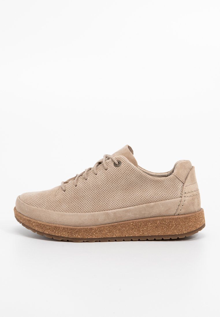 Beige suède sneaker met geperforeerde bovenkant, ronde veters en een gestructureerde kurken zool. Kenmerkt zich door gladde accenten en een minimalistisch ontwerp.
