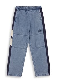 Pantalones de mezclilla con una cinturilla el�ástica, con un tejido principal azul claro, paneles laterales en azul marino y un pequeño diseño de logo en una pierna.