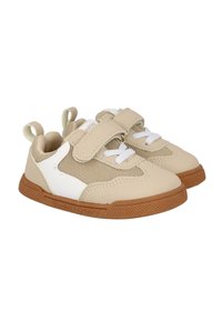 Zapatillas de deporte beige para niños, con material de malla y gamuza, que presentan detalles en blanco, una correa de Velcro y una suela de goma texturizada.