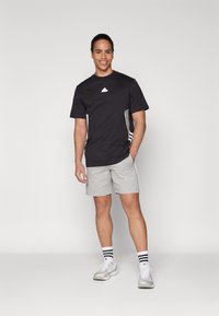 adidas Sportswear Športne kratke hlače - medium grey heather/white