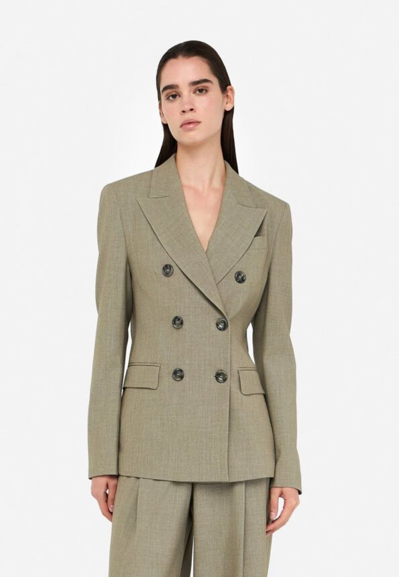 Blazer doppiopetto color khaki in un tessuto testurizzato con rever a punta, due tasche frontali e bottoni neri. Vestibilità sartoriale, spalline.
