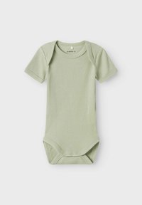 Svijetlozeleni kratki rukav bodi za bebe od rebraste tkanine. Ima okrugli izrez i kopče na dnu za jednostavno presvlačenje.