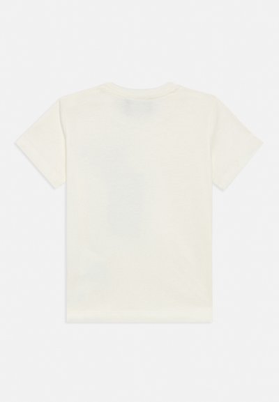 Απλό λευκό κοντομάνικο μπλουζάκι, εμφανισμένο επίπεδα από πίσω σε ανοιχτό φόντο.