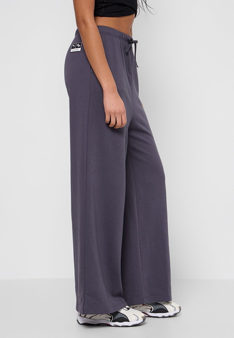 Weite Sweatpants in dunkelgrau, aus weichem Stoff gefertigt. Verfügen über einen elastischen Bund mit Kordelzug und einem kleinen Logo-Patch auf der Rückseite.